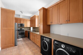 11 W 74th St in New York, NY - Building Photo - Building Photo
