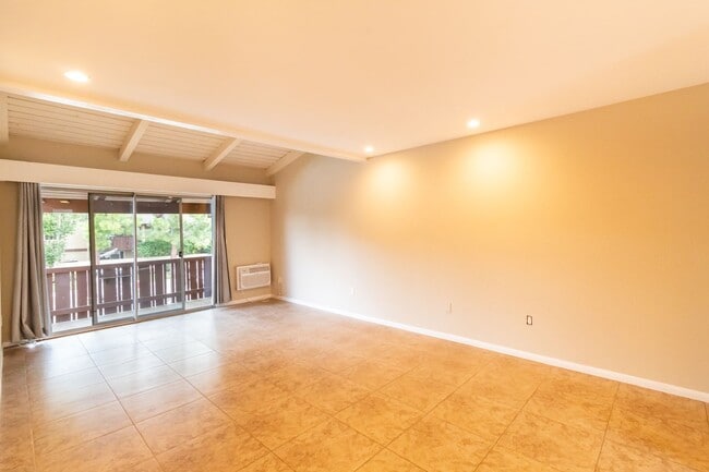 1010 W MacArthur Blvd in Santa Ana, CA - Building Photo - Building Photo