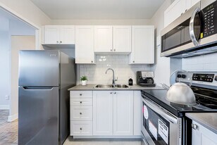 Upper Canada Court, West in Toronto, ON - Building Photo