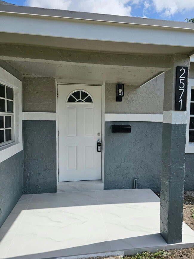 2571 NW 18th Ct in Fort Lauderdale, FL - Building Photo - Building Photo