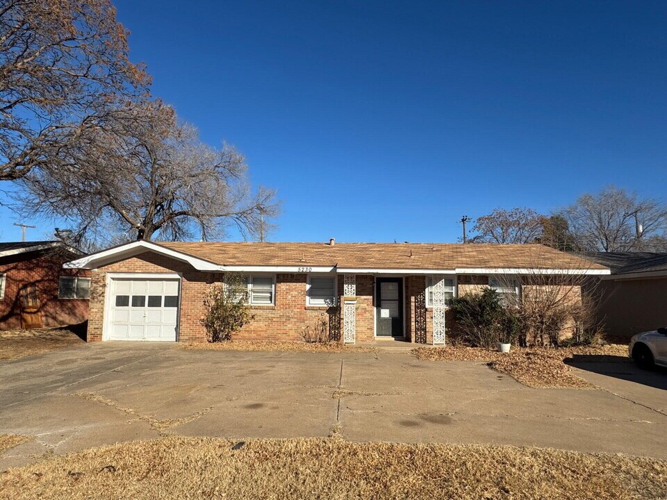 5230 14th St in Lubbock, TX - Building Photo