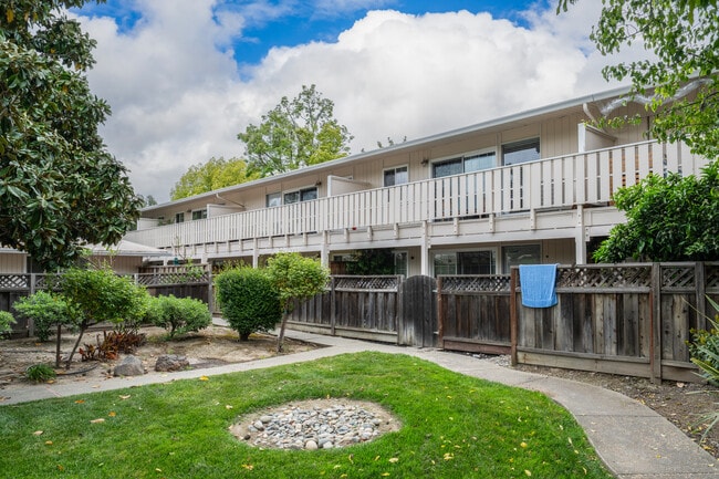 Villa Vicente in Pleasanton, CA - Building Photo - Building Photo