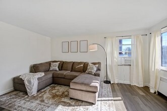 3910 E Gatewood Ln in Silverton, OH - Foto de edificio - Building Photo