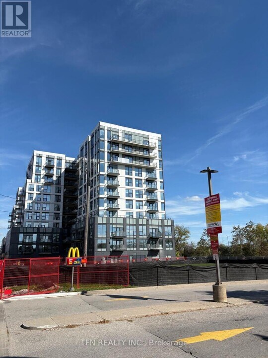 7439 Kingston Rd in Toronto, ON - Building Photo