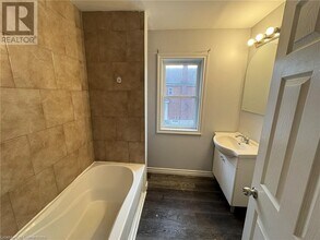 18 Barnesdale Ave N in Hamilton, ON - Building Photo - Building Photo