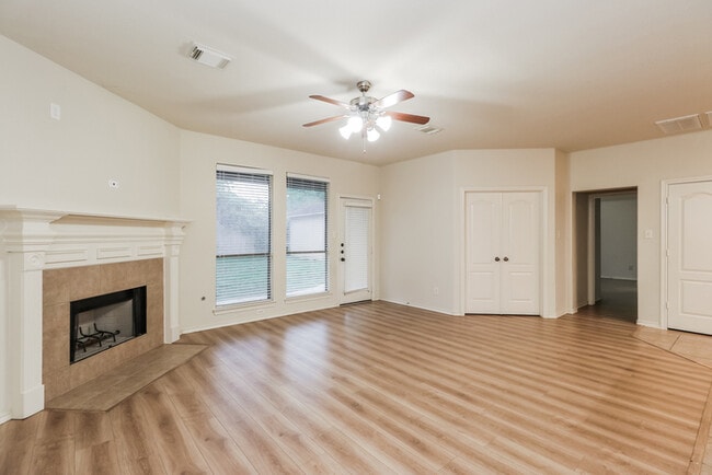 8318 Terrace Brook Dr in Houston, TX - Building Photo - Building Photo