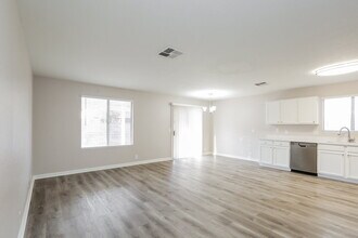 8771 W Ocotillo Rd in Glendale, AZ - Building Photo - Building Photo