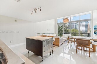 6000 Collins Ave, Unit 306 in Miami Beach, FL - Foto de edificio - Building Photo