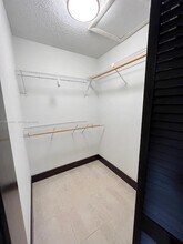 14333 SW 102nd St in Miami, FL - Foto de edificio - Building Photo