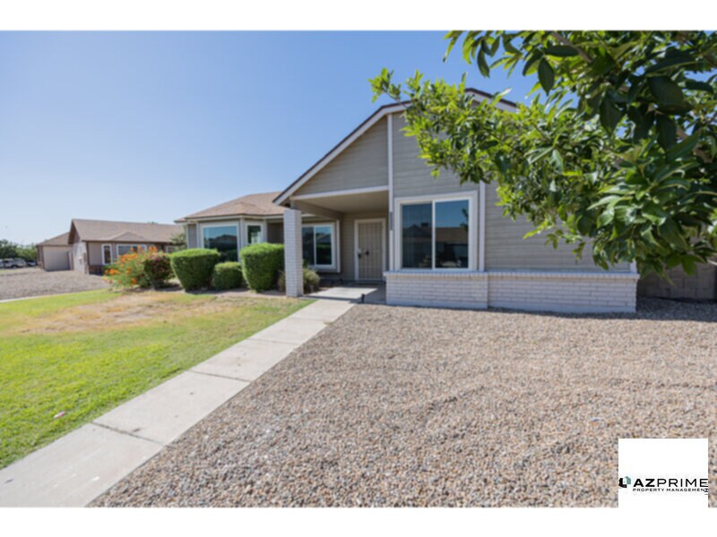 1055 N Recker Rd in Mesa, AZ - Building Photo