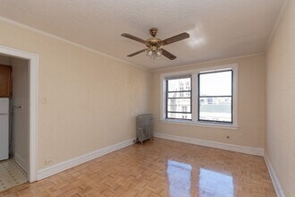 717 W Belmont Ave, Unit A09C in Chicago, IL - Building Photo - Building Photo
