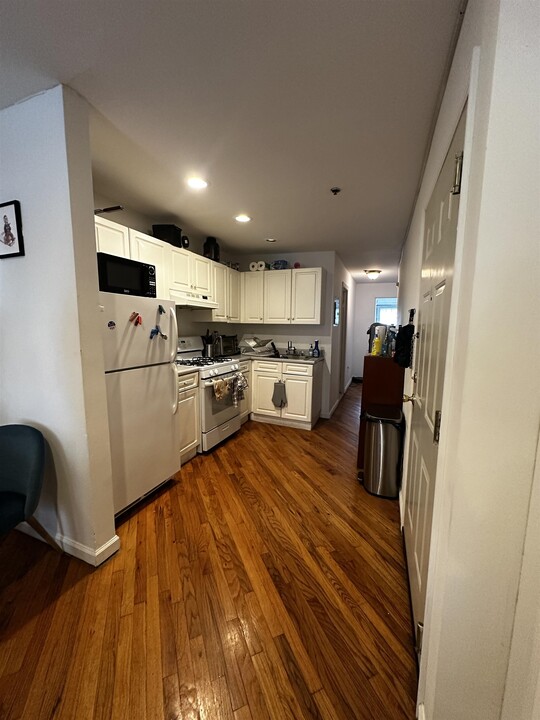 407 1st St in Hoboken, NJ - Building Photo