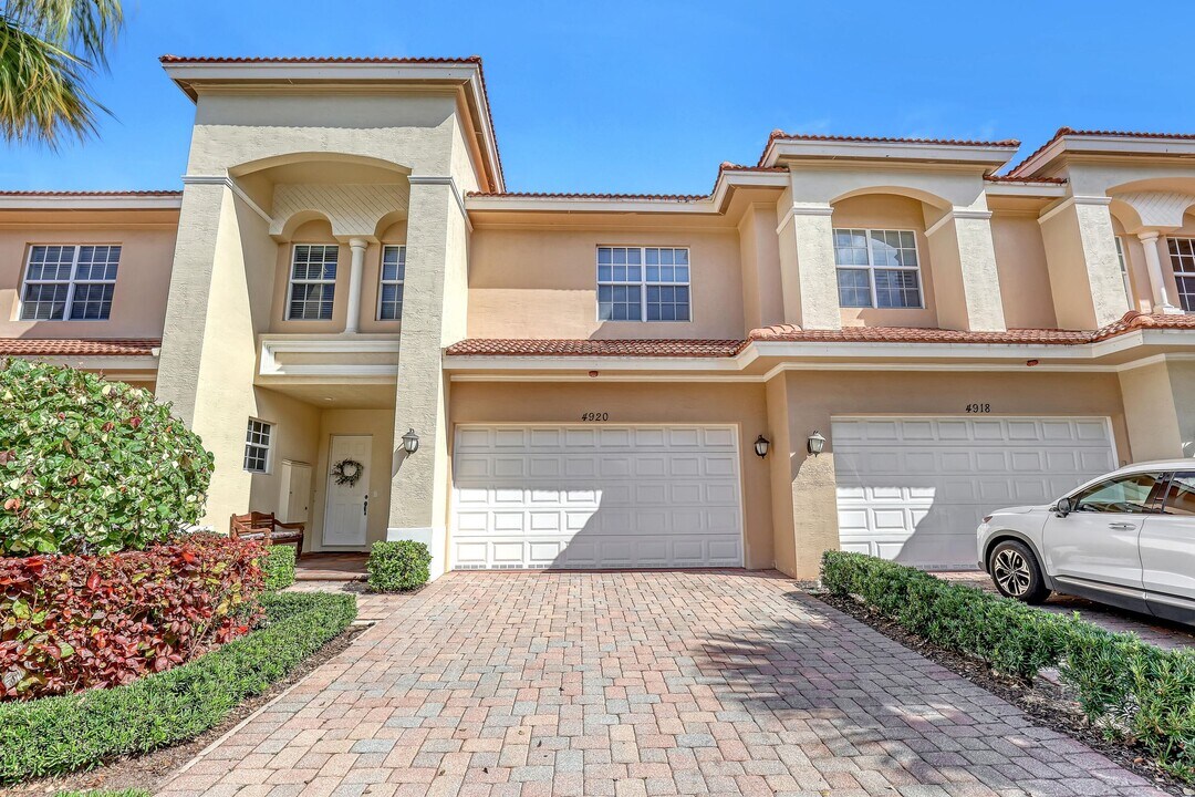 4920 Vine Cliff Way E in Palm Beach Gardens, FL - Foto de edificio