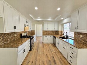 44208 Halcom Ave in Lancaster, CA - Building Photo - Building Photo