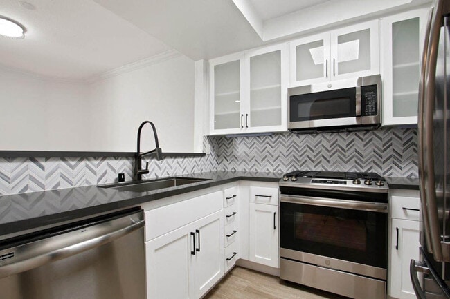 Burton in Los Angeles, CA - Foto de edificio - Building Photo