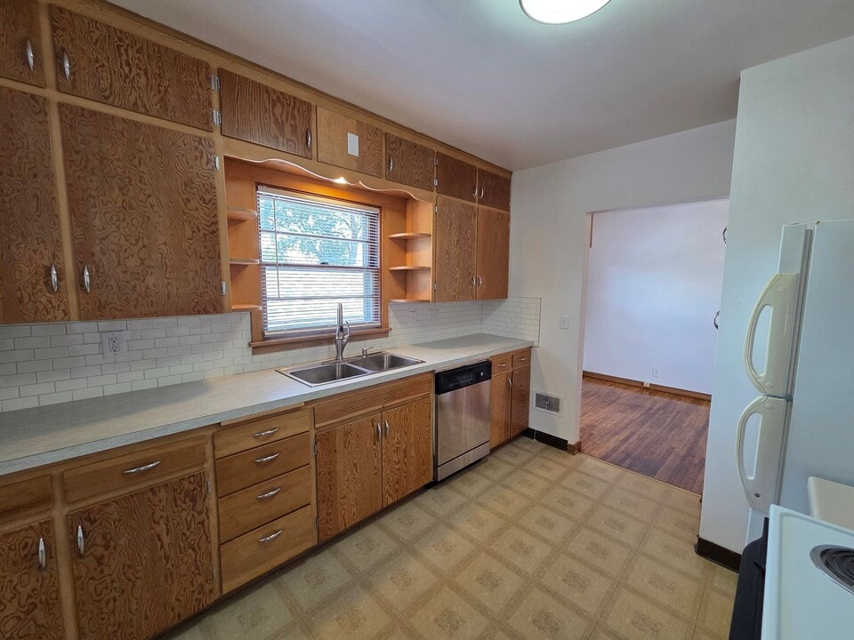 1025 W 8th St in Cedar Falls, IA - Building Photo