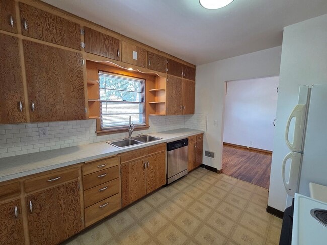 property at 1025 W 8th St