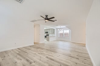 1721 Poppy Seed Ln in Austin, TX - Foto de edificio - Building Photo