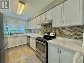 5940-5940 Glen Erin Dr in Mississauga, ON - Building Photo - Building Photo