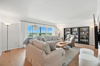 3951 Gulf Shore Blvd N in Naples, FL - Building Photo - Building Photo