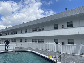 Villager Apartments in North Miami Beach, FL - Foto de edificio - Building Photo