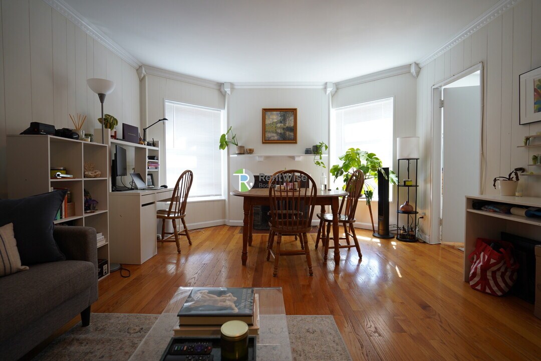 1055 Beacon St in Brookline, MA - Building Photo
