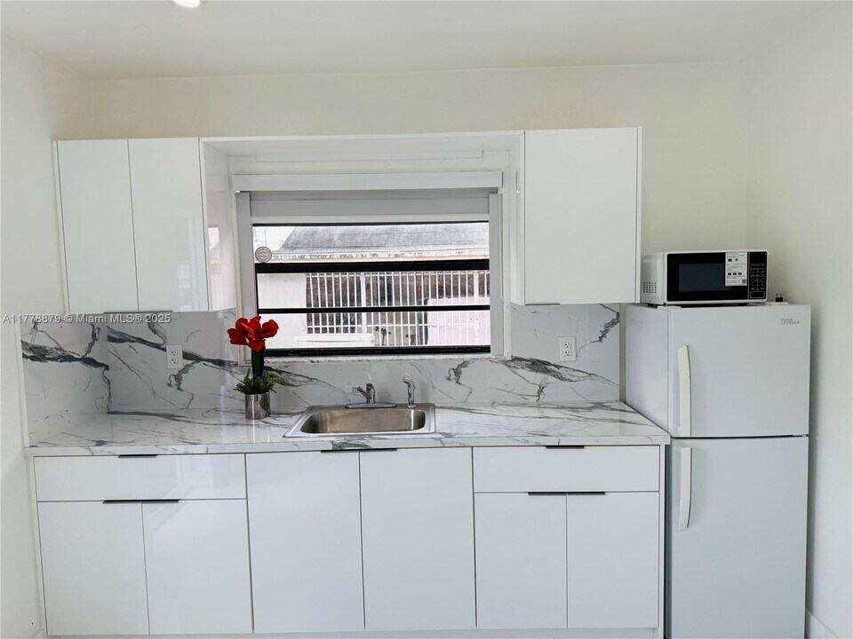 706 W 40th Pl in Hialeah, FL - Building Photo