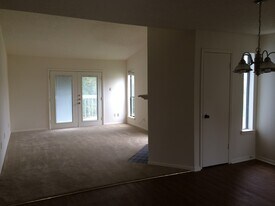 4301 Lakeshore Villa Dr in Waco, TX - Building Photo