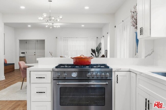 property at 653 N W Knoll Dr