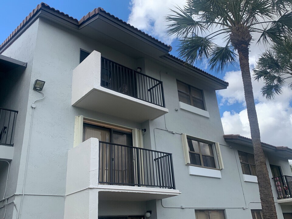 7215 179th NW St, Unit 206 in Hialeah, FL - Building Photo