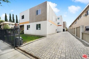 14228 Sylvan St in Los Angeles, CA - Building Photo