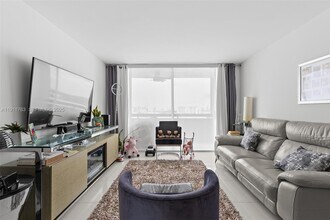 1775 Washington Ave in Miami Beach, FL - Building Photo - Building Photo