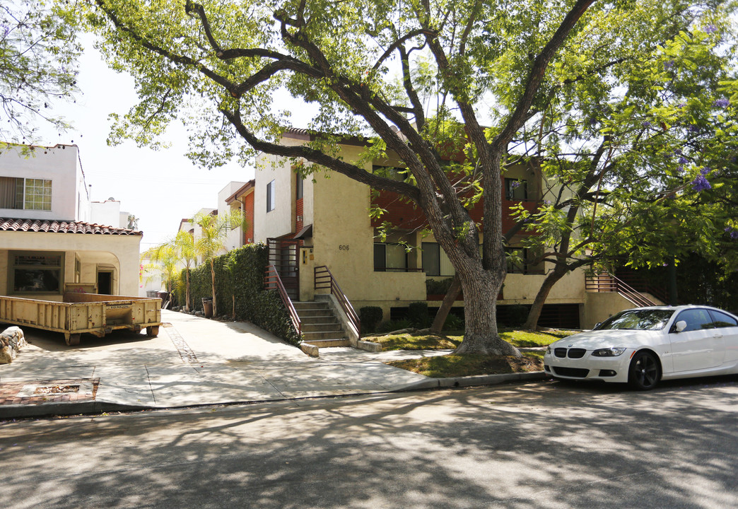 604-606 N Kenwood St in Glendale, CA - Building Photo