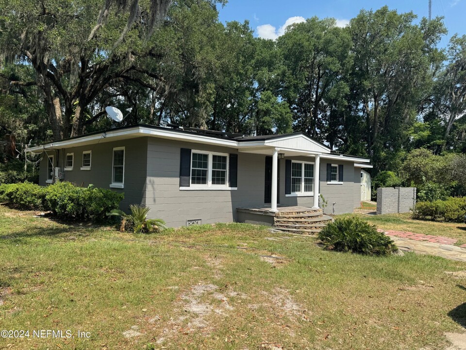 8305 Hogan Rd in Jacksonville, FL - Building Photo