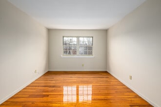 Berdan Court in Wayne, NJ - Building Photo - Interior Photo