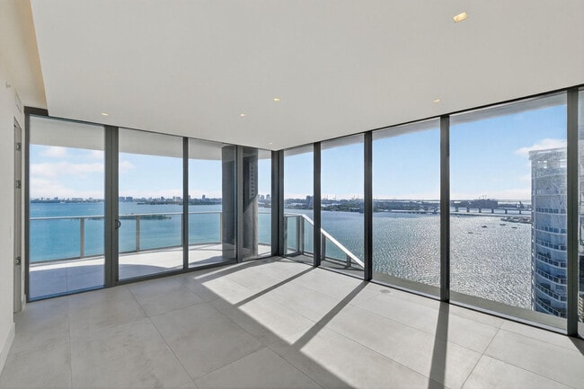 700 NE 24th St in Miami, FL - Building Photo - Building Photo