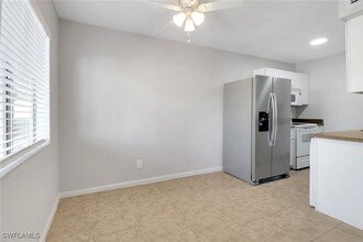 4635 Bayshore Dr in Naples, FL - Foto de edificio - Building Photo