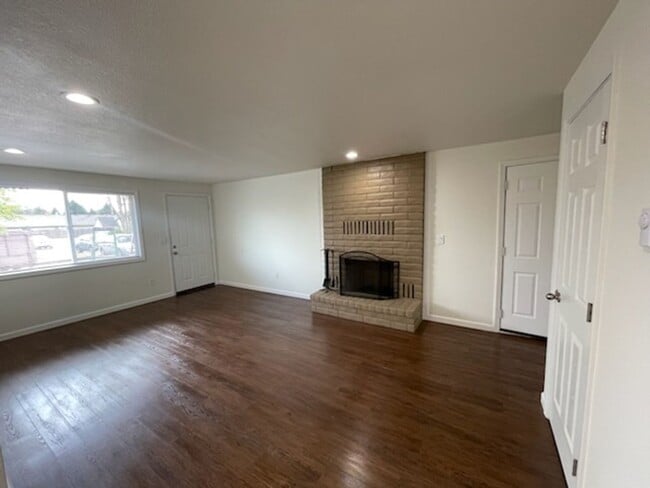 928 NE 21st Ave in Hillsboro, OR - Building Photo - Building Photo