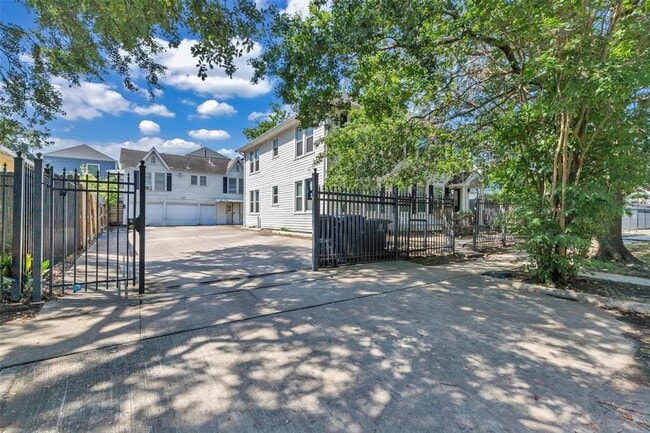 property at 1133 W Clay St