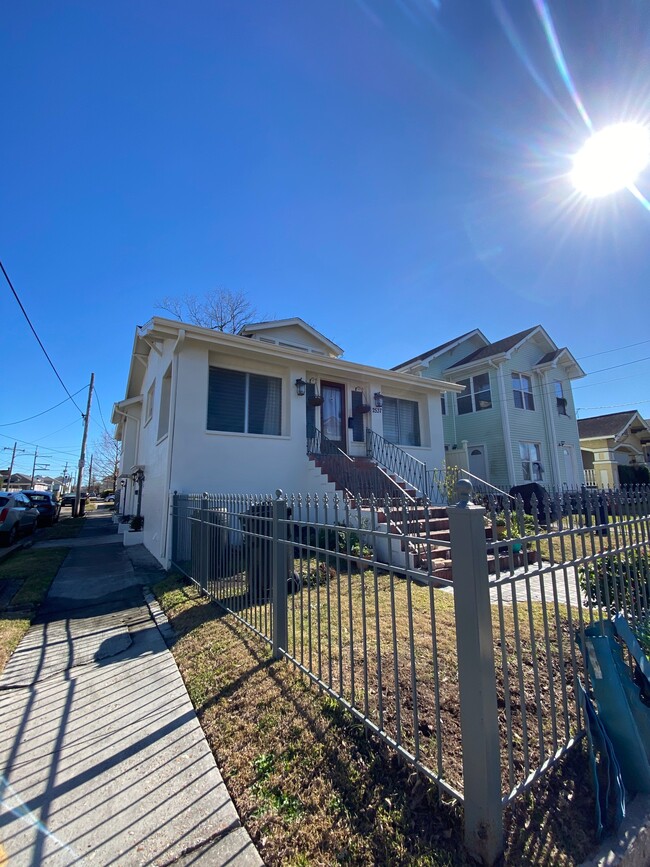 2537 General Pershing St in New Orleans, LA - Foto de edificio - Building Photo