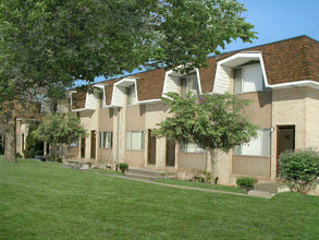 Tallmadge Towne Apartments in Tallmadge, OH - Building Photo - Building Photo