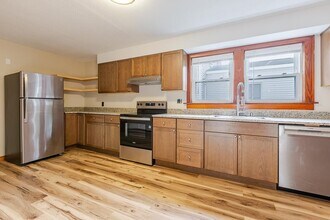 324 Laurel St in Manchester, NH - Building Photo - Building Photo