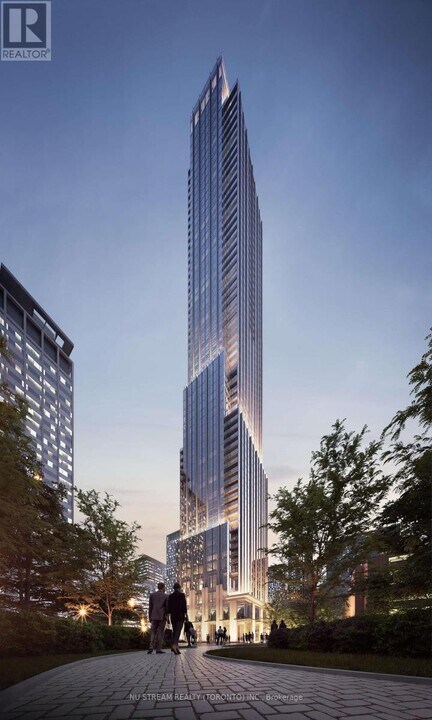 11 Yorkville Ave in Toronto, ON - Building Photo