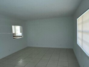 4160 NW 21st St in Lauderhill, FL - Building Photo - Building Photo