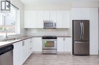 7458 Britton St in Burnaby, BC - Building Photo - Building Photo