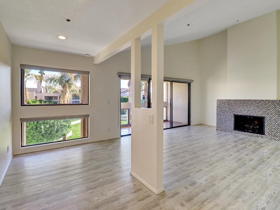 426 Village Square W in Palm Springs, CA - Building Photo