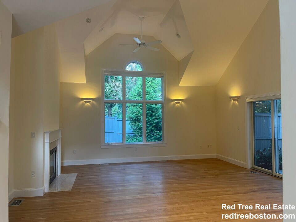 901 W Roxbury Pky in Chestnut Hill, MA - Building Photo