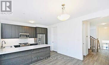 980 Logan Dr in Milton, ON - Building Photo - Building Photo