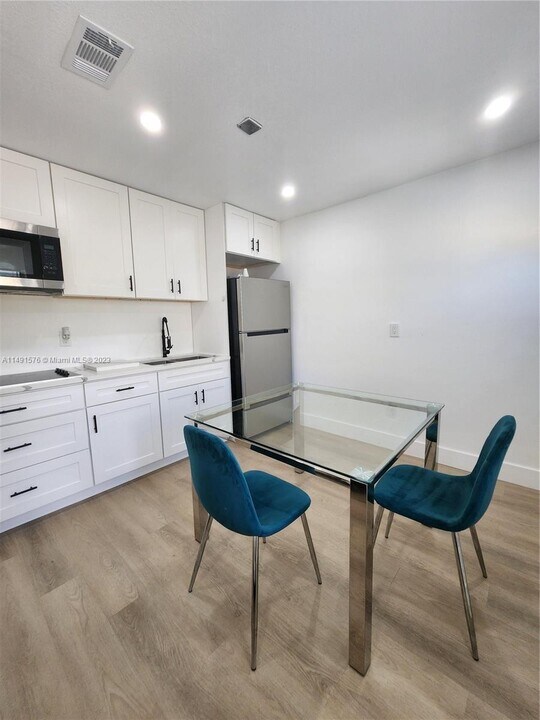 32 SW 9th St, Unit 1-2 in Hallandale Beach, FL - Foto de edificio