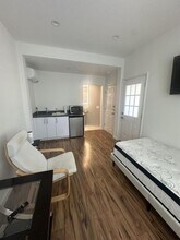 16396 Los Rosales St in San Diego, CA - Foto de edificio - Building Photo